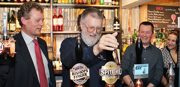 Official Opening of the William the Conqueror Rye 2016 - Richard Tollett pulls the first pint