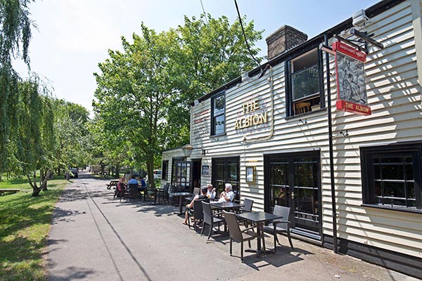 The Albion Taverna Faversham Exterior