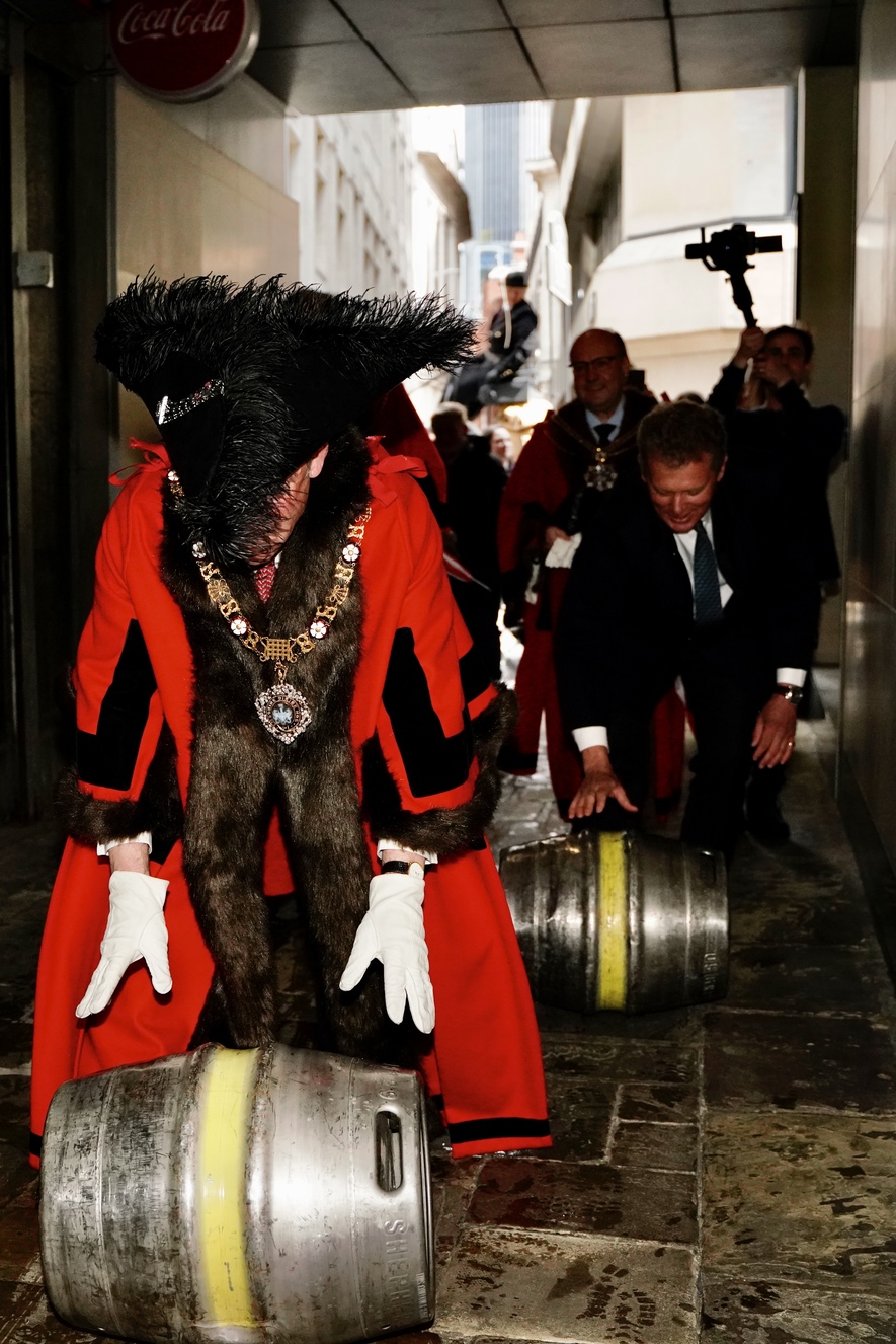 The Lord Mayor of London William Russell and Shepherd Neame's Chief Executive Jonathan Neame roll casks to the Old Doctor Butlers Head